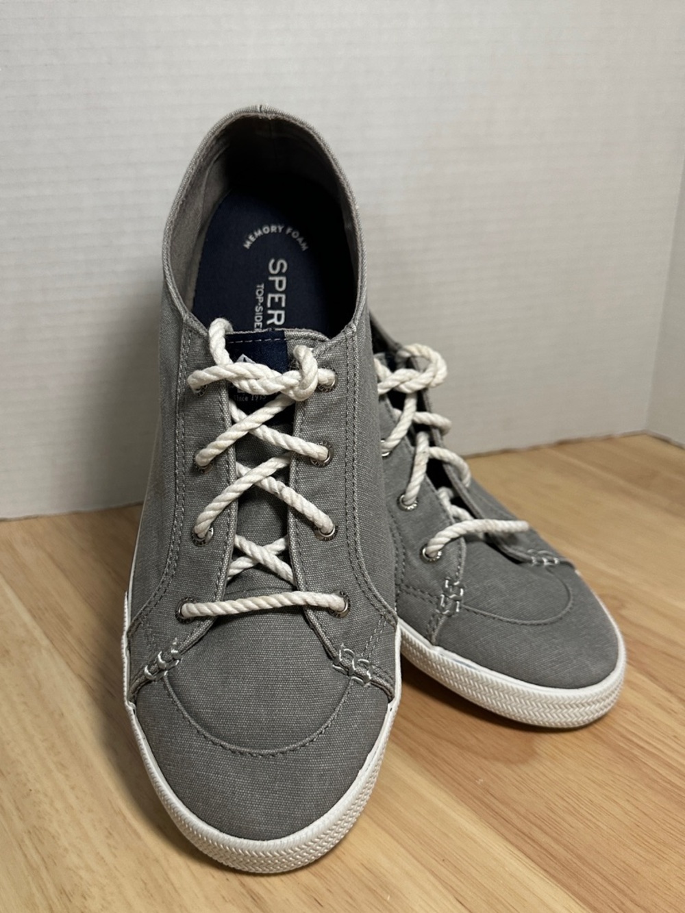 Woman’s Sperry Gray Canvas Low-Top Sneakers with White Rope Laces Size 10